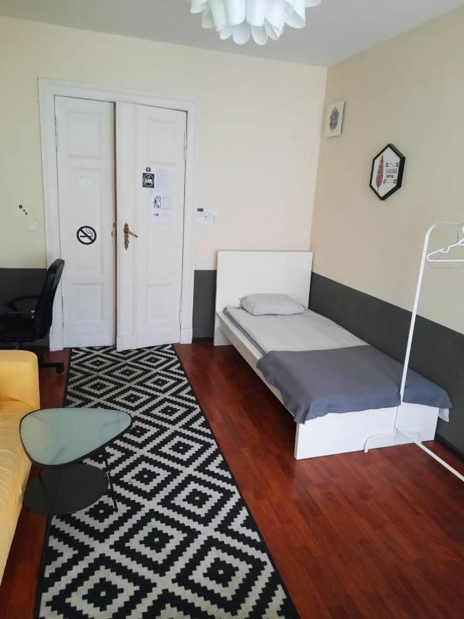 Color 2 Apartment *